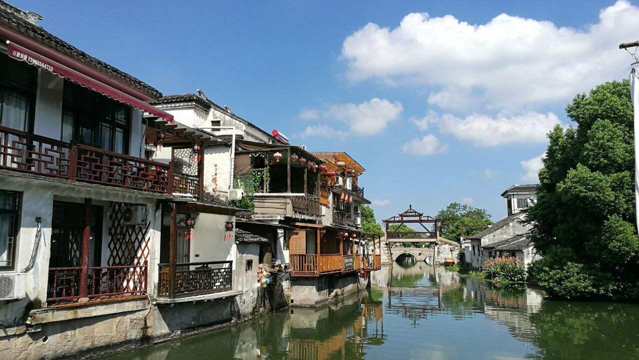 机油漏洒路面 民警及时清理